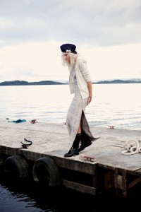 86 GIRL AND THE BOAT